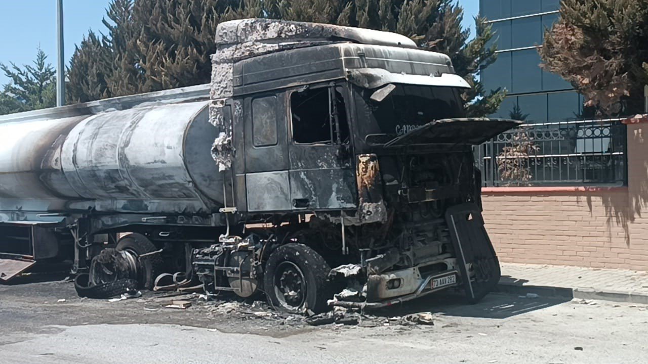 Gaziantep’te yanan tırın sürücüsü ağır yaralandı