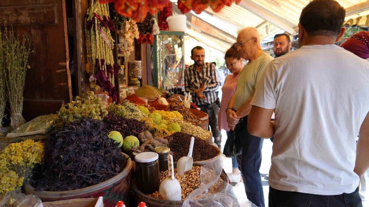 Gaziantep’te değişen mevsimle birlikte aktarlara ilgi arttı